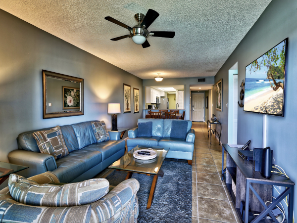 Luxurious Bayfront Condo Steps to beach